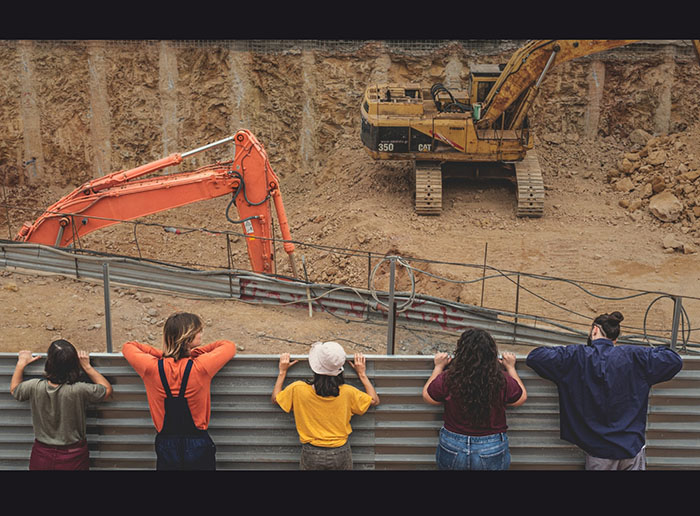 Προσοχή: Εκτελούνται έργα! – Παρακολούθηση θεατρικής παράστασης  