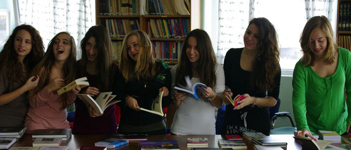 Slide_StudentsLibrary